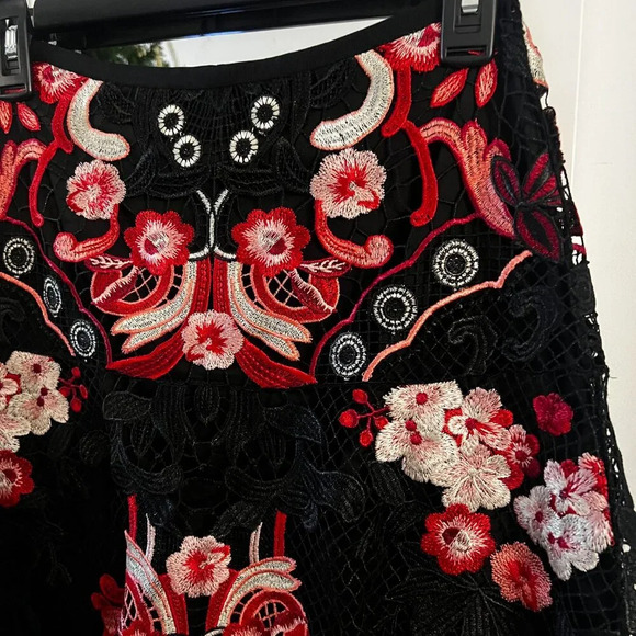 489 Kobi Halperin Floral Lace Mini Skirt Size 0 Color Black Red - Picture 2 of 5